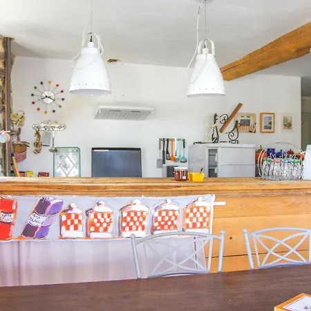 Сasa de vacaciones Beautiful In With 2 Bedrooms And Wifi Arlempdes